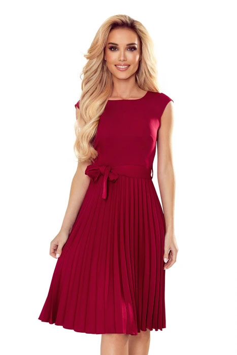 Numoco 311-11 LILA Plisované šaty s krátkým rukávem - barva vínová S / L / XL / XXL (skladem S / L)
