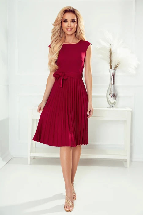 Numoco 311-11 LILA Plisované šaty s krátkým rukávem - barva vínová S / L / XL / XXL (skladem S / L)