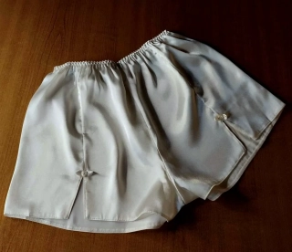 Luxusní dámské saténové kalhotky/šortky 6013-5 stříbrná S / M / L
