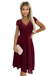 Numoco 381-5 LINDA - šifonové šaty s krajkovým výstřihem - Vínová S / M / L / XL (Skladem: L)